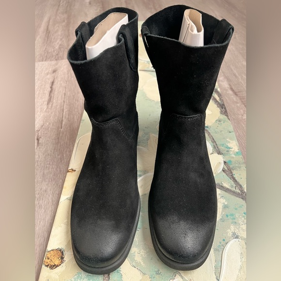 UGG: Josefene Black suede boots in size 9. Pre-owned. Very good condition. - Picture 5 of 8